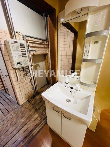 伊勢町貸家の独立洗面台