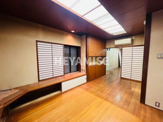 伊勢町貸家の居間・リビング|1階　洋室6.8帖