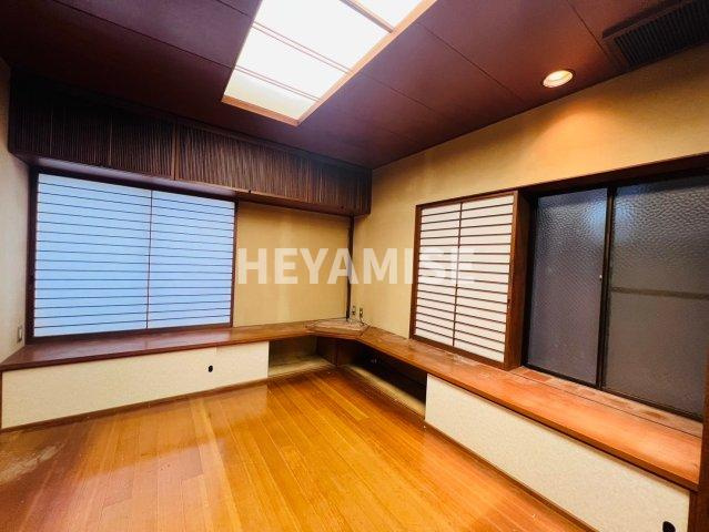 伊勢町貸家の居間・リビング|1階　洋室6.8帖