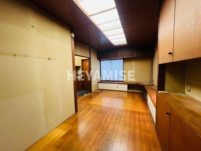 伊勢町貸家の居間・リビング|1階　洋室6.8帖