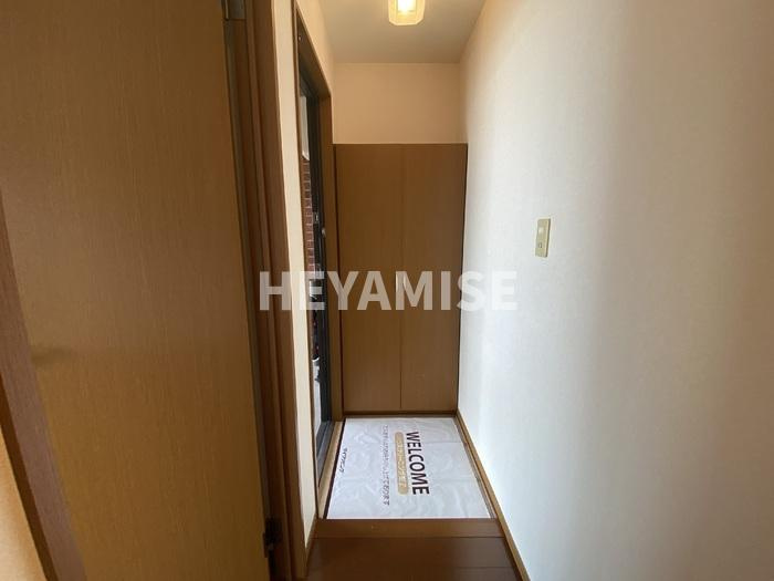 イストワールF Ⅱ棟の玄関