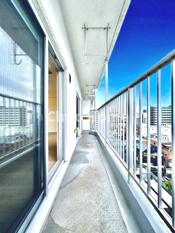 葛西パークサイドハイツのバルコニー|【バルコニー】幅もあって、奥行きもあるゆとりのバルコニー。洗濯物を干したり乾かしたりだけでなく、ただ出てみるだけでも気持ちいいですよ。