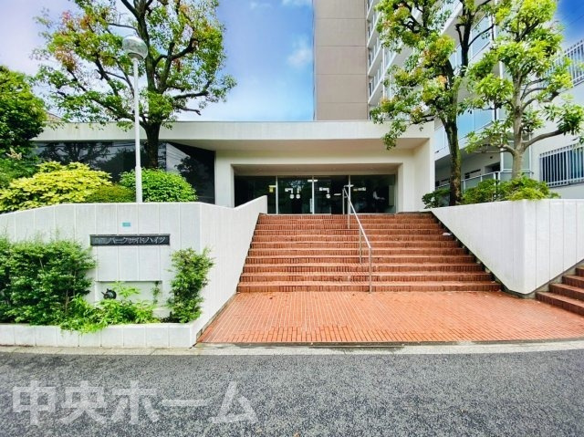 葛西パークサイドハイツのエントランス|【エントランス】マンションのエントランスは、その物件の印象を決める、顔とも言える場所です。毎日通る場所ですからきれいなのが一番です。エントランス内はオートロックですので暮らしの安全も確保されています。