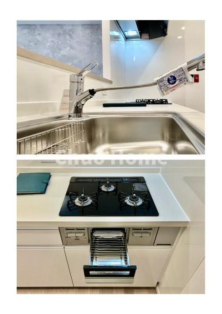 葛西パークサイドハイツのキッチン|【キッチン水栓】キッチン水栓はシャワーヘッドが伸びますのでシンクの隅々まで届きます。【三ツ口コンロ】奥様に好評な三ツ口コンロと魚焼きグリルです。