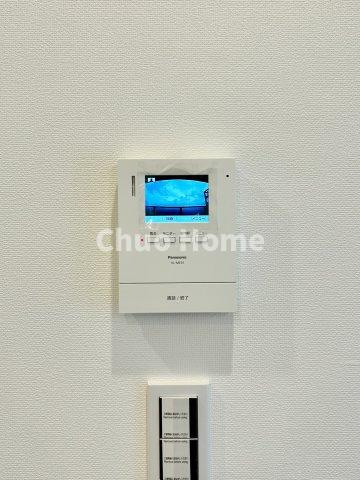 葛西パークサイドハイツのセキュリティ|【モニターホン】誰が来たかすぐにわかるカラーモニター付きインターホン。通話ボタンを押すまでは室内の音は漏れていませんので相手を確かめてから応対できます。