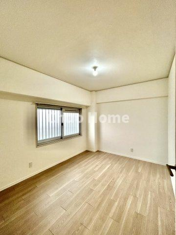 葛西パークサイドハイツの寝室|【寝室】心と体をゆったりと安らげる主寝室。寝室のゆとりが大きい分だけ、暮らしの安らぎは深まります。一日の疲れを癒すだけでなく、ご夫婦の親密な語らいを紡ぎ出します