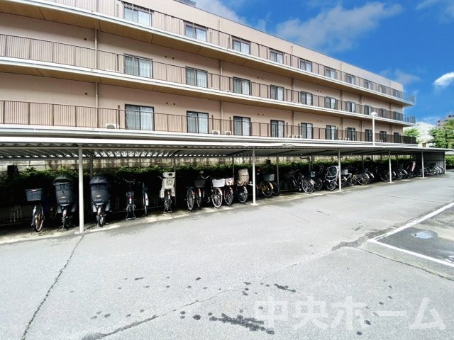 葛西パークサイドハイツの駐輪場|【自転車置き場】最新の空き状況や費用などの詳細は担当スタッフまでお問い合わせください。