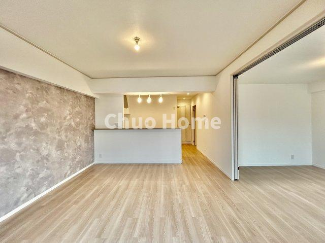 葛西パークサイドハイツのキッチン|視界に広がりを生むオープンなキッチン。料理や片付けをしながら、家族との会話を楽しんだり、リビングで遊ぶ子どもを見守れます。ご見学時には家具の配置などもイメージしながらぜひご覧になって見て下さい。