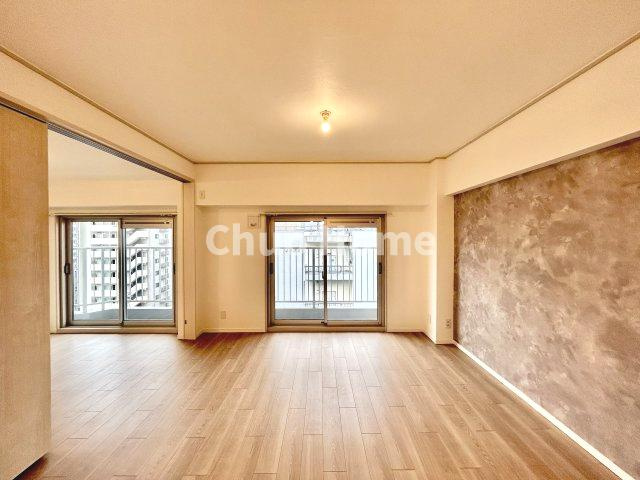 葛西パークサイドハイツの居間・リビング|【リビングダイニング】一日の中で多くの時間を過すことになるリビングダイニングだからこそ、いつも穏やかな空間であることが必然。爽やかな通風と採光を存分に感じる事が出来る空間です。