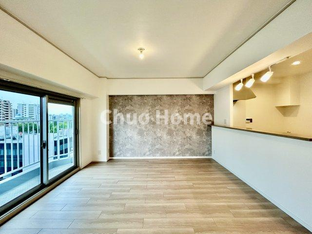 葛西パークサイドハイツのダイニング|【ダイニング】忙しい朝でも、しっかり家族が揃って食事をして頂けるゆとりある大きさのダイニングスペース。奥様が作る手料理をカウンター越しに受けとって頂き、テーブルで囲む素敵な時間を存分に愉しんで下さい。