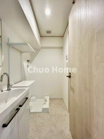 葛西パークサイドハイツの脱衣所|【洗面所】明るい洗面所は朝をすっきりさせてくれる空間です。バタバタしている忙しい朝でも収納が多い洗面台では短い時間で効率良く支度ができます。