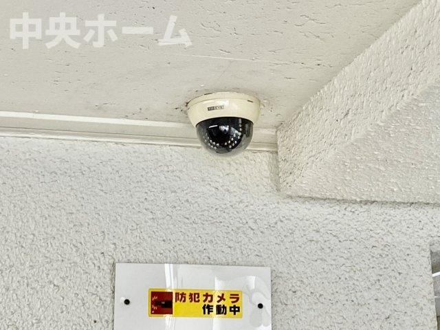 葛西パークサイドハイツの防犯設備|【防犯カメラ】何かあった時の大事な証拠になることももちろんなりますが、防犯というくらいですので大事なのは防犯カメラがあることによって抑止力につながることですよね。