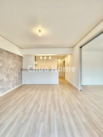 葛西パークサイドハイツの居間・リビング|【居間・リビング】「ＬＤＫは家族団らんをデザイン」広いＬＤＫでは家族が集まり一緒の時間を過ごせる工夫がされております。何気ない一日の当たり前のひとコマがいつか一生の宝物になります