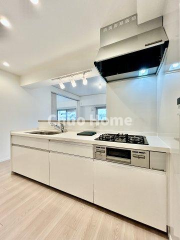 葛西パークサイドハイツのキッチン|ワイドで収納豊富なシステムキッチン