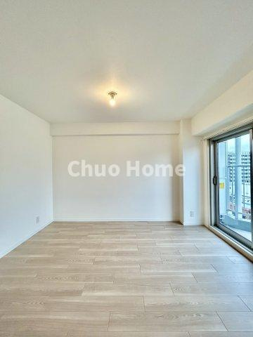 葛西パークサイドハイツの洋室|【洋室】快適に過ごす条件は、一人ひとり違います。だからこそ飾り過ぎないシンプルな内装と偏り過ぎないデザインで統一しております。居住していく中でオーナー様だけの【マイホーム】に創り上げて下さい