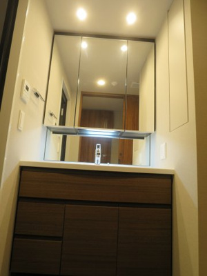 【独立洗面台】 | アトラスシティ千歳烏山グランスイート風の棟