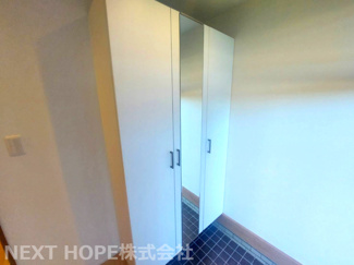 【玄関】 | 宝塚市逆瀬台６丁目中古戸建ゆったり４SLDK | 玄関には大きなシューズBOXが設けられております♪ご家族のたくさんの靴もスッキリ収納できます！！