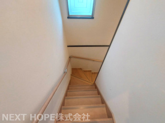 【内装】 | 宝塚市逆瀬台６丁目中古戸建ゆったり４SLDK | 階段部分には手すりがあり、お子様も安心・安全に昇り降りができます！！