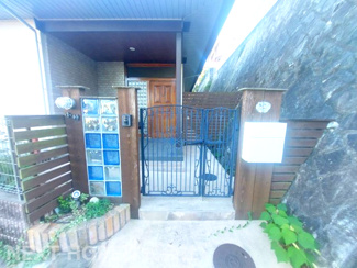 【玄関】 | 宝塚市逆瀬台６丁目中古戸建ゆったり４SLDK | 玄関前には門扉も有り、プライバシーも守れます！！