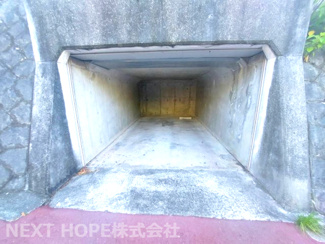 【駐車場】 | 宝塚市逆瀬台６丁目中古戸建ゆったり４SLDK | 掘り込み駐車場です♪