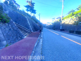 【前面道路含む現地写真】 | 宝塚市逆瀬台６丁目中古戸建ゆったり４SLDK | 前面道路は東側に幅員約12ｍです♪