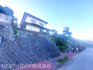 【前面道路含む現地写真】 | 宝塚市逆瀬台６丁目中古戸建ゆったり４SLDK | 前面道路は東側に幅員約12ｍです♪