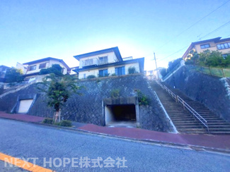 【外観】 | 宝塚市逆瀬台６丁目中古戸建ゆったり４SLDK | 掘り込み駐車場のある閑静な住宅街の４SLDKの戸建住宅です♪いつでもご見学できます！！お気軽にネクストホープ不動産までお問い合わせを！！