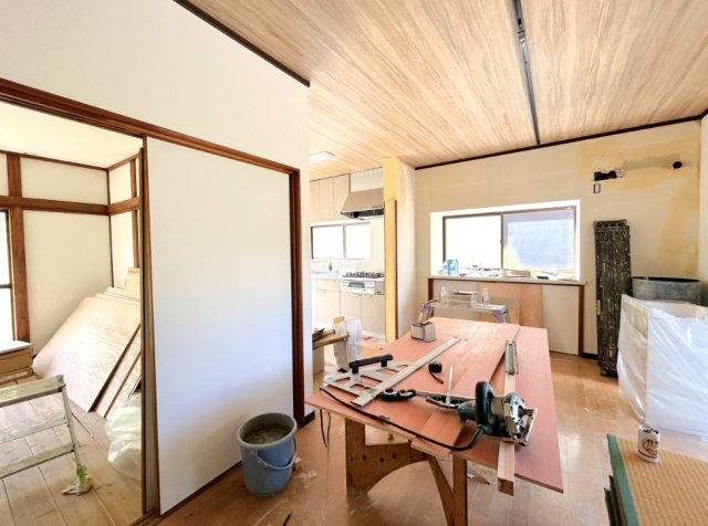 権現町中古戸建の居間・リビング|使いやすいリビングです。写真はリフォーム中の写真です。