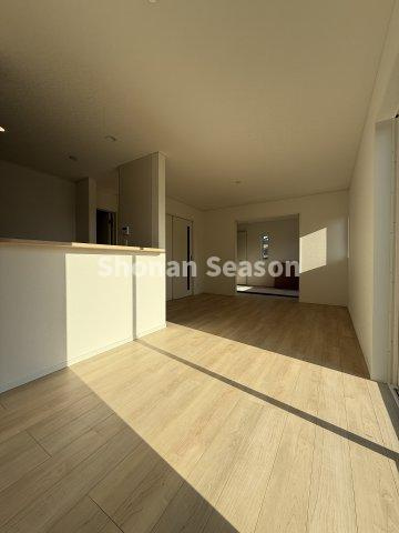 【居間・リビング】 | キッチンからはリビングを見渡すことができ、お料理中でもご家族との会話が弾みます♪