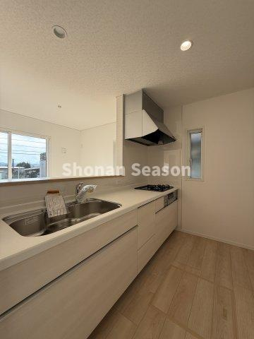 【キッチン】 | 同時調理可能な３口コンロでお料理も捗りますね♪
床下収納は防災用品などをしまうのにも便利ですよ◎