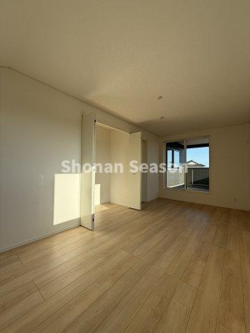 【洋室】 | 木の温もりを感じながら生活できるフローリング！
汚れもサッと拭き取れるのでお掃除の手間が省けそうですね♪