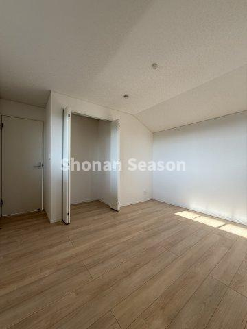 【洋室】 | 全室収納完備で、増えがちなお荷物も各部屋に収納できて便利ですよ◎