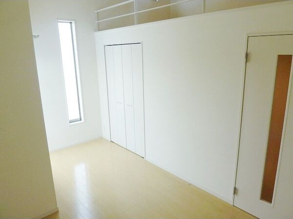 アパートメントU(アパートメントユー)の居間・リビング