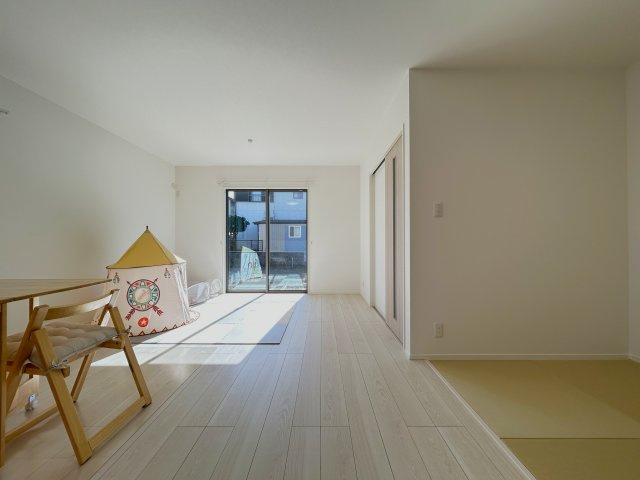 高知市旭天神町　新築建売③の居間・リビング|16.6帖の広々としたLDK。※施工事例です。実際とは異なります。