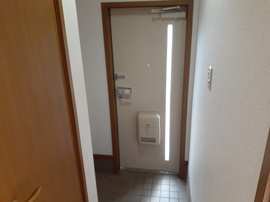 毎日通る玄関はこちらです