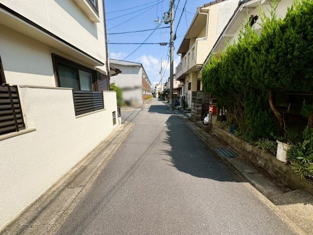 川島粟田町　建築条件無土地の前面道路含む現地写真