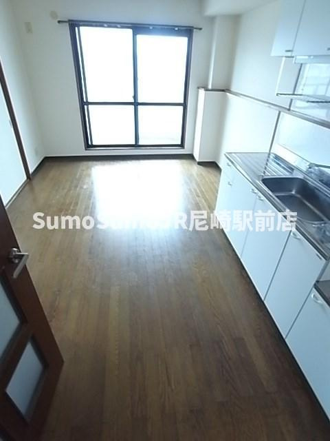 オークヴィラ園田の居間・リビング|こちらの居間で趣味の時間をお楽しみください