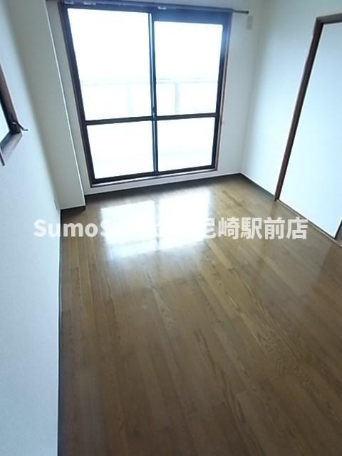 オークヴィラ園田の居間・リビング|ゆったり過ごせる居間です