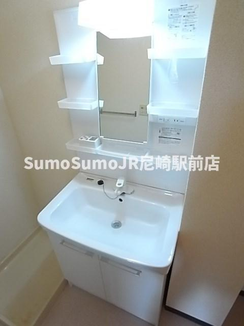 オークヴィラ園田の独立洗面台|朝の支度にも助かる、独立の洗髪洗面化粧台