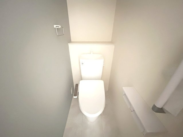 リーブルガーデン　一宮市北方町中島　全3区画分譲の独立洗面台|洗面化粧台 幅 750mm、軽く割れにくい洗面ボールと場所をとらないコンパクト設計の本体キャビネットです。
ミラー扉の内側は全て収納スペースです。リフトアップシャワーを採用し両手が自由に使えます