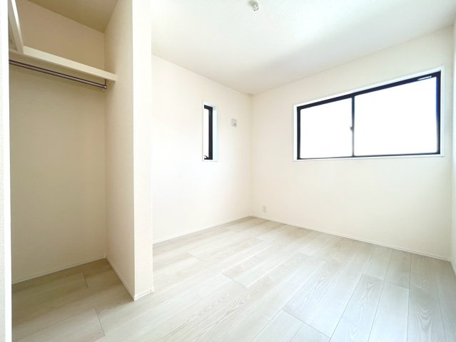 リーブルガーデン　一宮市北方町中島　全3区画分譲の寝室|すべての居室にはたっぷり収納できる大型のクローゼット、各室に２４時間換気システムを設置しています。
排気ファンから低風量で24時間強制排気し、家の中の空気をいつも新鮮に保ちます。
