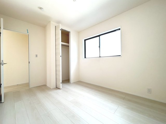 リーブルガーデン　一宮市北方町中島　全3区画分譲の洋室|全居室にたっぷり収納できる大型クローゼット、居室部分の窓ガラスには間に空気層を設けたペアガラスを採用。
高い断熱性と共にガラス面の結露対策にも効果を発揮します。