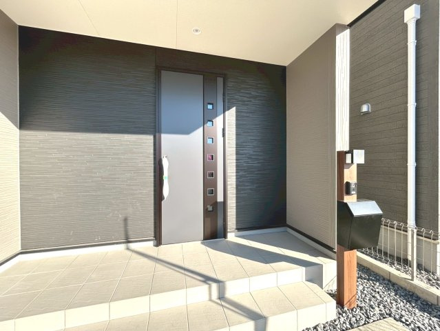 リーブルガーデン　一宮市北方町中島　全3区画分譲の玄関|【ピッキング防止機能付き玄関ドア錠】玄関ドアの鍵は上下に２つあり、内側の下段は脱着サムターンキー。
鍵を不正に開錠されても、もう１つの鍵でピッキングを防ぎます。防犯性の高い仕様になっています。