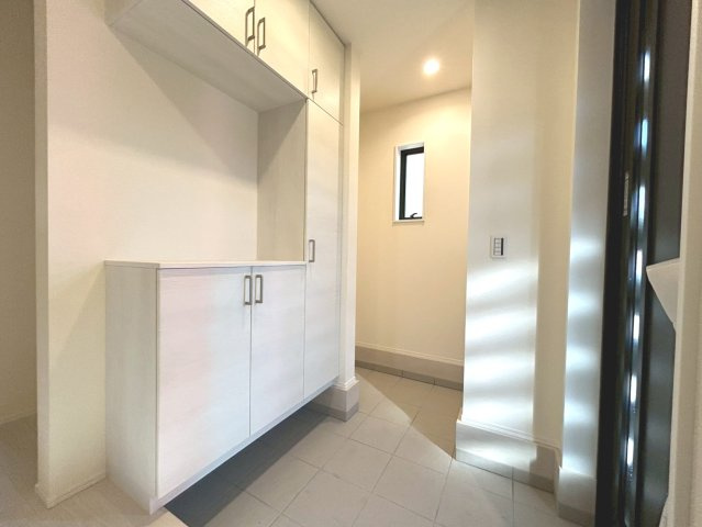 リーブルガーデン　一宮市北方町中島　全3区画分譲の玄関|大容量のシューズ収納付きで玄関周りもすっきり！玄関ドアからの光が玄関ホールを明るくしてくれます。