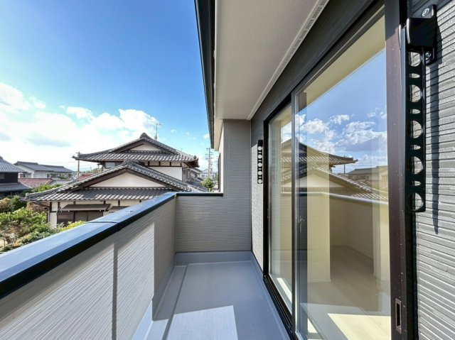 リーブルガーデン　一宮市北方町中島　全3区画分譲のバルコニー|バルコニーは南向きで洗濯物もよく乾きます！強度と表面積硬度を持つFPRで防水しています。