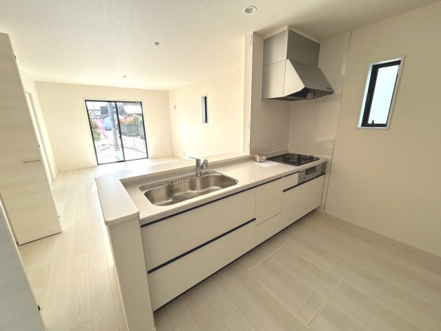 リーブルガーデン　一宮市北方町中島　全3区画分譲の居間・リビング|明るい日差しをふんだんに取り込んだリビングダイニングは家族の笑顔につつまれた素敵な空間になります。
一建設の家は精度が高く丈夫な工法を採用し、「住宅トップランナー基準」に対応しています。