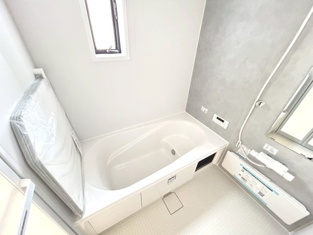 リーブルガーデン　一宮市北方町中島　全3区画分譲のキッチン|機能的で手入れがしやすいシステムキッチンでお掃除も楽々。蛇口は浄水器内蔵型で節湯CI対応水栓です。　
人造大理石カウンターやキッチンパネルなど明るくきれいにお使いいただけます。