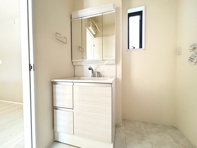 リーブルガーデン　一宮市北方町中島　全3区画分譲の浴室|明るく清潔感がある浴室。浴槽は環境にやさしい節水タイプ。浴槽内ステップで半身浴、親子入浴も安心です。
洗い場の床は乾きやすく滑りにくい快適仕様、水はけが良くカビの発生を軽減できます。
