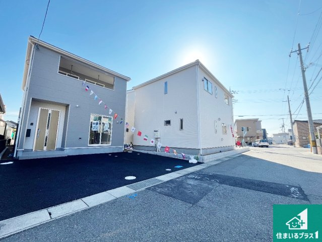加古郡稲美町国安　第7期　新築一戸建ての前面道路含む現地写真|周辺は閑静な住宅街！前面道路広々で車の出し入れも便利です。駐車が苦手な方でも安心して車庫入れできます！