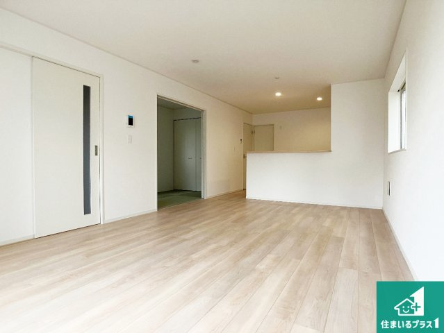 加古郡稲美町国安　第7期　新築一戸建ての居間・リビング|日当たり良好の明るいリビングで朝の目覚めもスッキリできそう！対面キッチンでご家族のコミュニケーションも自然と増える設計！小さなお子様が遊ぶスペースを作っても広々とくつろげるLDK！